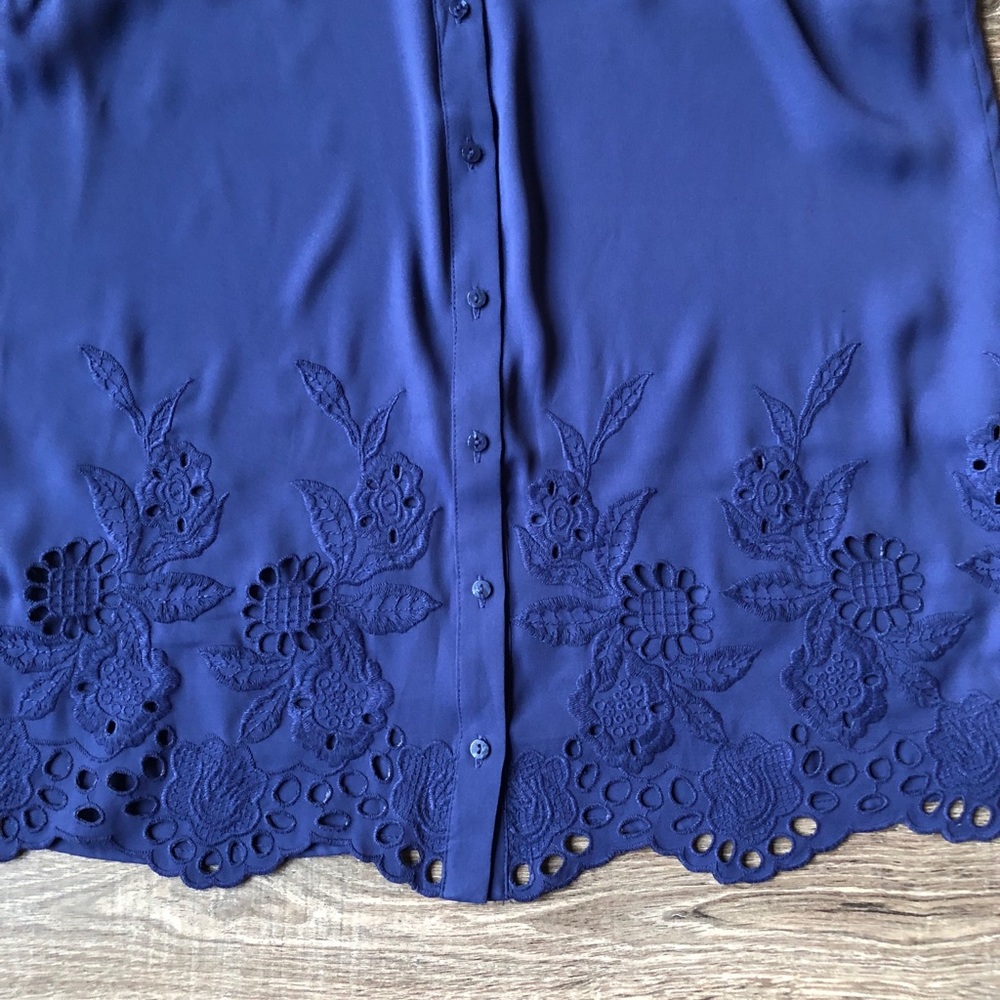 🌸 3 for $12 Navy sleeveless blouse with buttons. - Picture 8 of 8